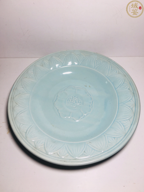 古玩陶瓷粉青釉蓮瓣團花紋折腰大盤拍賣,當前價格0元