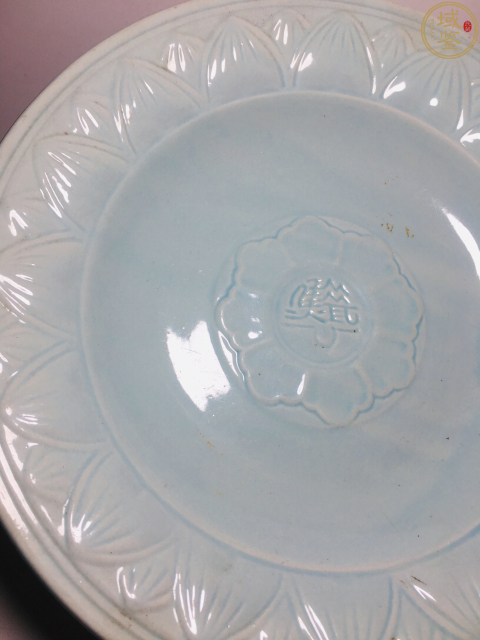 古玩陶瓷粉青釉蓮瓣團花紋折腰大盤拍賣,當前價格0元