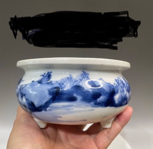 古玩陶瓷清三代德化窯青花山水紋三足香爐拍賣，當前價格8000元
