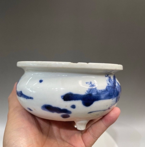 古玩陶瓷清三代德化窯青花山水紋三足香爐拍賣，當前價格8000元