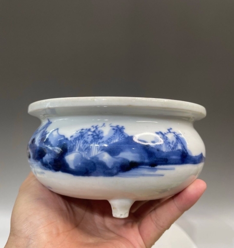 古玩陶瓷清三代德化窯青花山水紋三足香爐拍賣，當前價格8000元