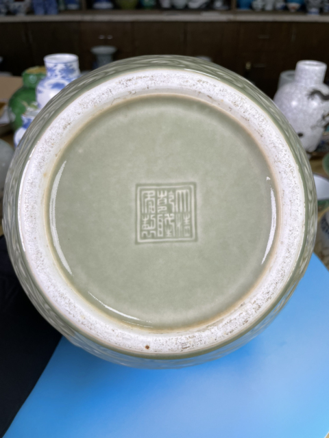 古玩陶瓷民國 青釉貼塑八仙紋飾太白罐（乾隆官窯款）拍賣，當前價格15000元