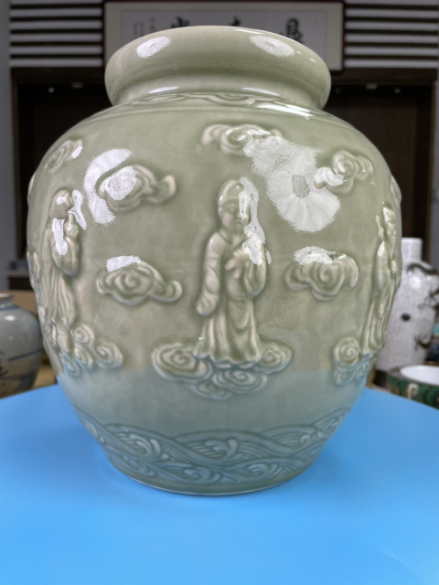 古玩陶瓷民國 青釉貼塑八仙紋飾太白罐（乾隆官窯款）拍賣，當前價格15000元