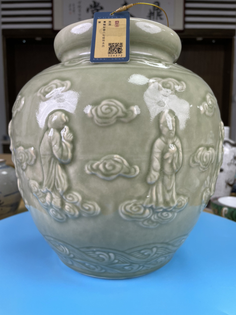 古玩陶瓷民國 青釉貼塑八仙紋飾太白罐（乾隆官窯款）拍賣，當前價格15000元