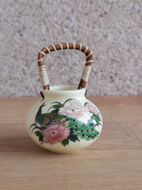 古玩陶瓷上世紀八十年代孔雀牡丹圖提梁罐拍賣，當前價格168元
