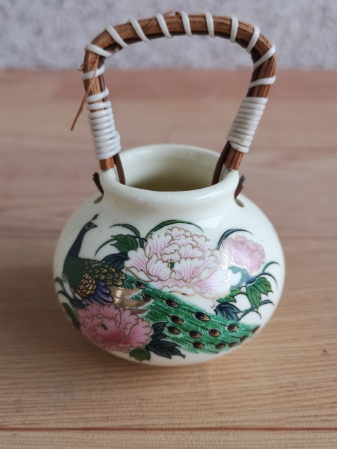 古玩陶瓷上世紀八十年代孔雀牡丹圖提梁罐拍賣，當前價格168元