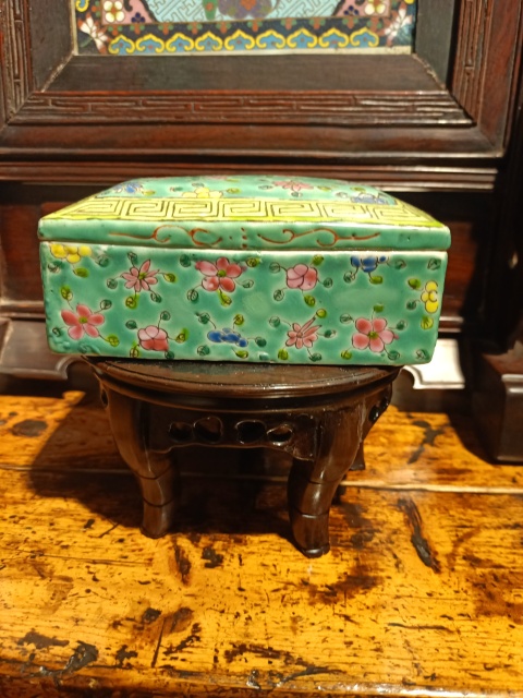古玩陶瓷粉彩蓋盒拍賣，當前價格2222元