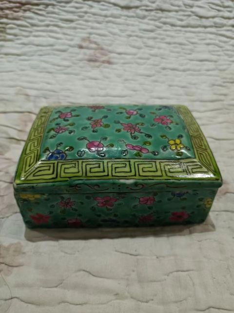 古玩陶瓷粉彩蓋盒拍賣，當前價格2222元