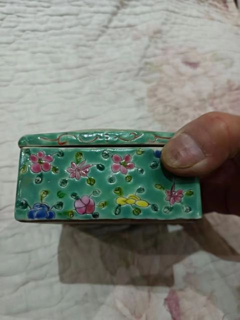 古玩陶瓷粉彩蓋盒拍賣，當前價格2222元