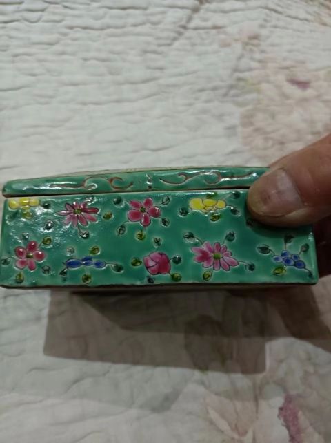古玩陶瓷粉彩蓋盒拍賣，當前價格2222元
