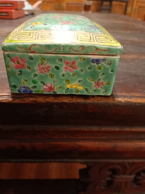古玩陶瓷粉彩蓋盒拍賣，當前價格2222元