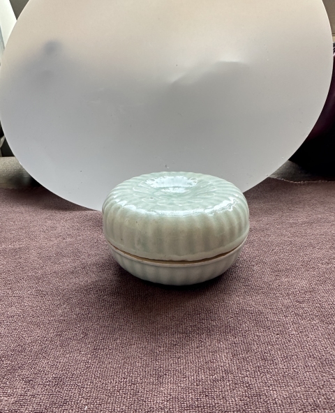 古玩陶瓷湖田窯影青釉印菊瓣紋粉盒拍賣,當(dāng)前價(jià)格8000元