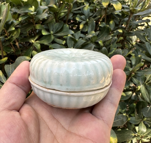 古玩陶瓷湖田窯影青釉印菊瓣紋粉盒拍賣,當(dāng)前價(jià)格8000元