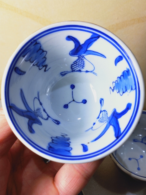 古玩陶瓷創匯時期，外醬釉內青花魚藻紋杯拍賣，當前價格299元
