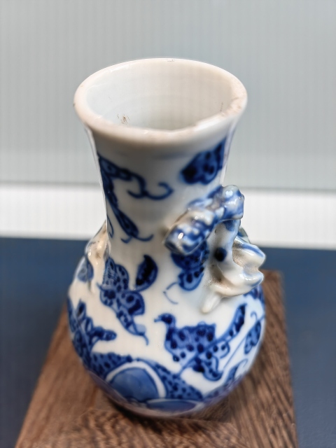 古玩陶瓷文物公司庫出晚清青花花卉紋堆塑魑龍瓶拍賣，當前價格2000元