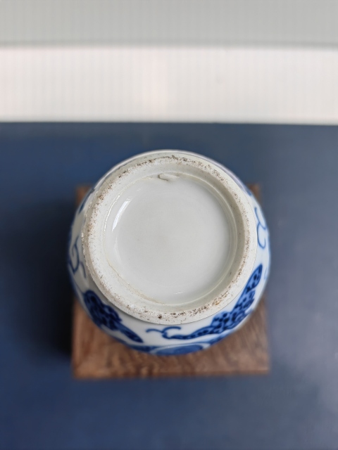 古玩陶瓷文物公司庫出晚清青花花卉紋堆塑魑龍瓶拍賣，當前價格2000元