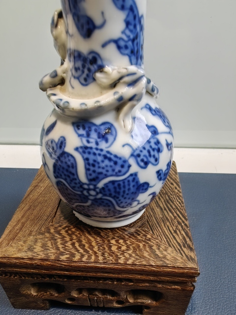 古玩陶瓷文物公司庫出晚清青花花卉紋堆塑魑龍瓶拍賣，當前價格2000元