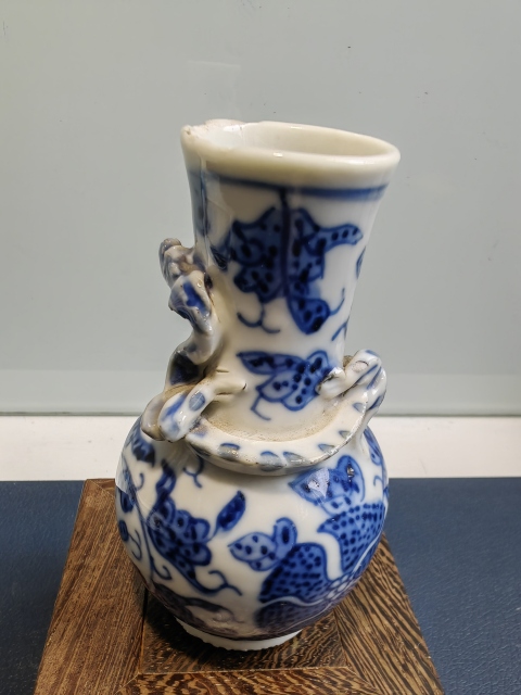 古玩陶瓷文物公司庫出晚清青花花卉紋堆塑魑龍瓶拍賣，當前價格2000元