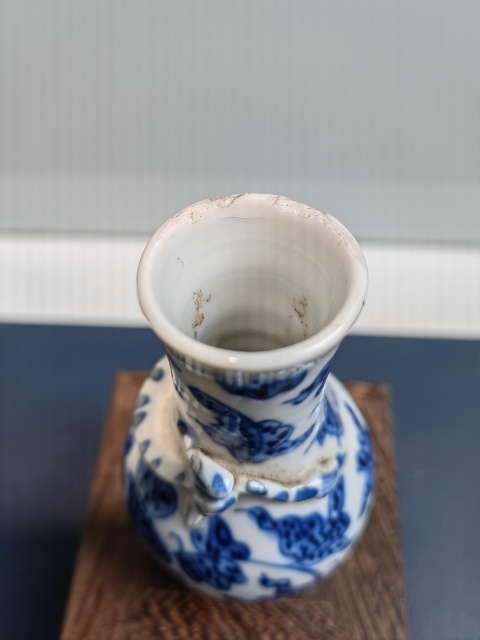 古玩陶瓷文物公司庫出晚清青花花卉紋堆塑魑龍瓶拍賣，當前價格2000元