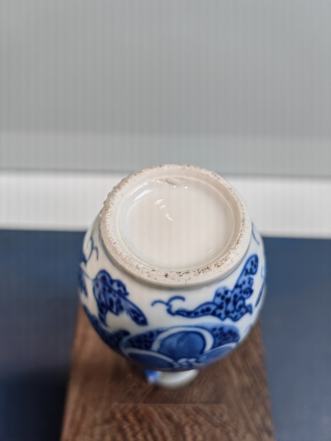 古玩陶瓷文物公司庫出晚清青花花卉紋堆塑魑龍瓶拍賣，當前價格2000元