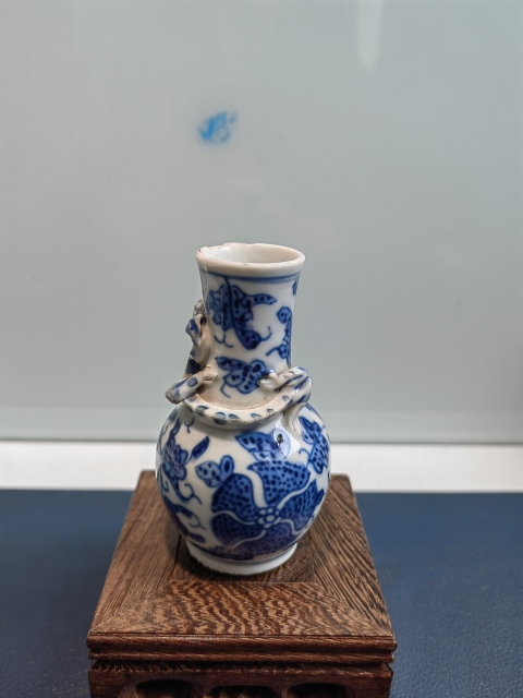 古玩陶瓷文物公司庫出晚清青花花卉紋堆塑魑龍瓶拍賣，當前價格2000元