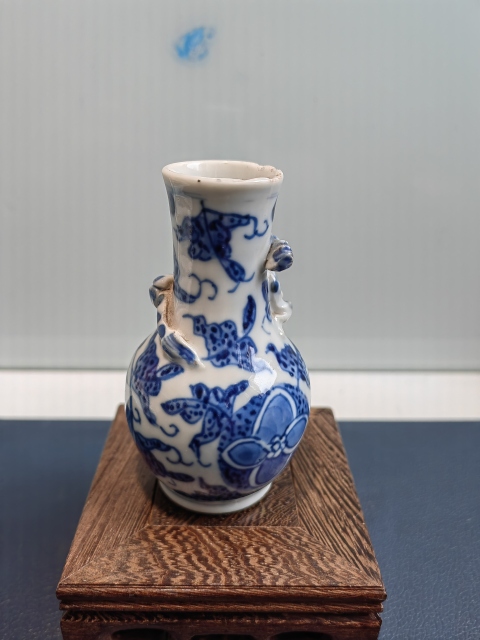 古玩陶瓷文物公司庫出晚清青花花卉紋堆塑魑龍瓶拍賣，當前價格2000元