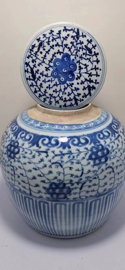 古玩陶瓷清中纏枝花卉紋蓋罐拍賣，當(dāng)前價格2300元