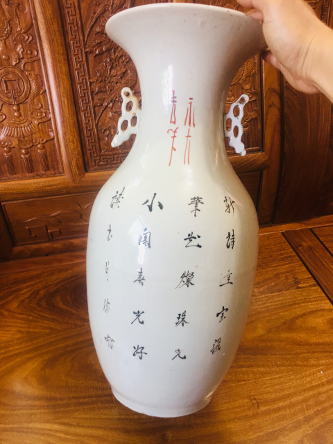 古玩陶瓷精美三娘教子詩(shī)文彩繪雙松葉耳撇口瓶拍賣(mài),當(dāng)前價(jià)格0元