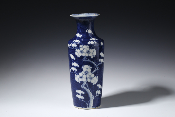 古玩陶瓷清代青花冰梅紋棒錘瓶(精品)拍賣,當前價格8880元
