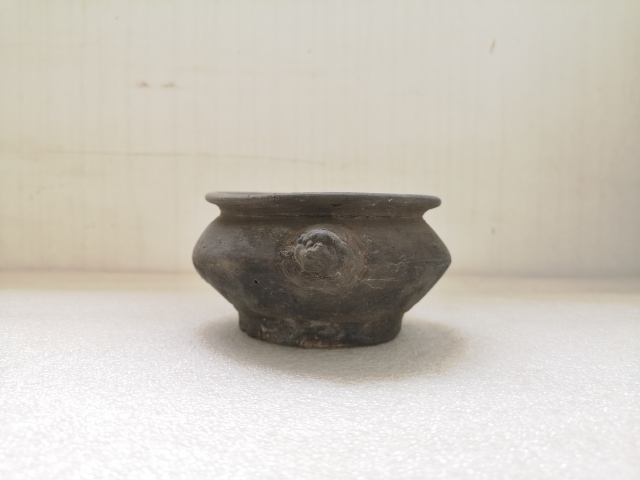 古玩陶瓷明代雙鋪首灰陶平底香爐拍賣,當前價格680元