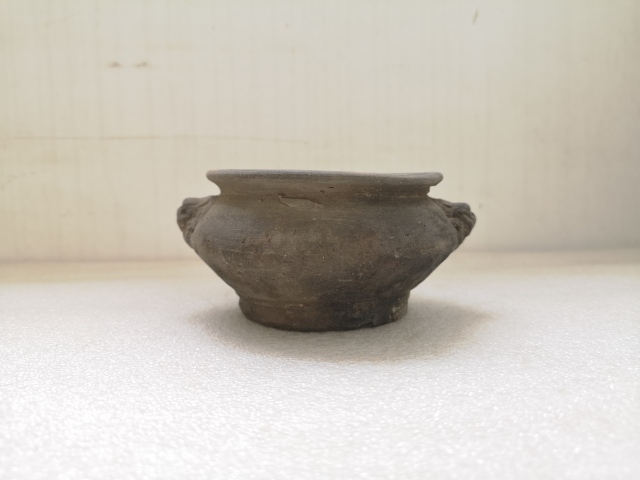 古玩陶瓷明代雙鋪首灰陶平底香爐拍賣,當前價格680元