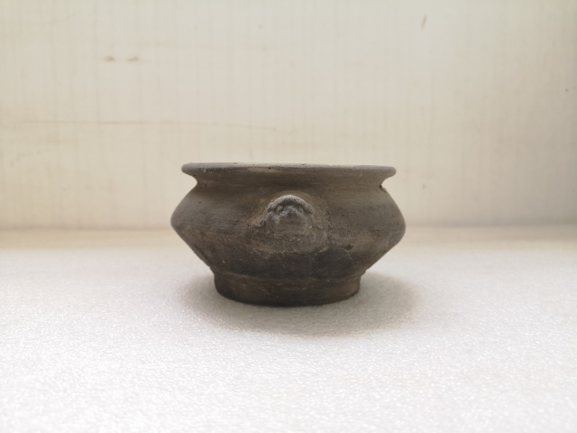 古玩陶瓷明代雙鋪首灰陶平底香爐拍賣,當前價格680元