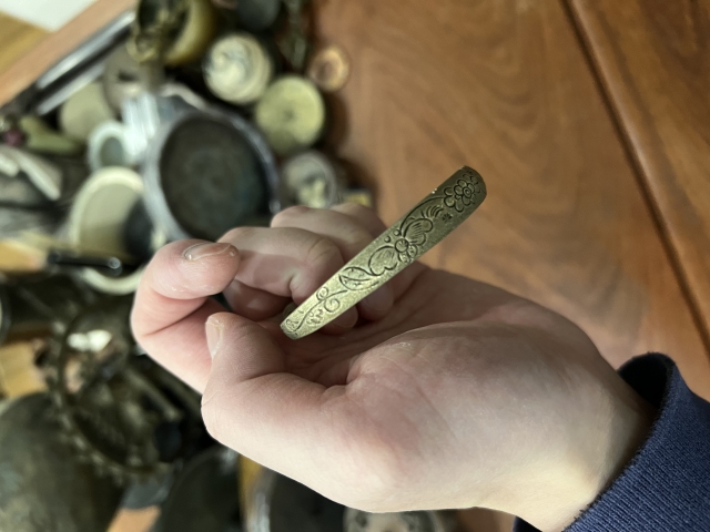 古玩雜項銅鏨刻花卉紋手鐲拍賣,當前價格199元
