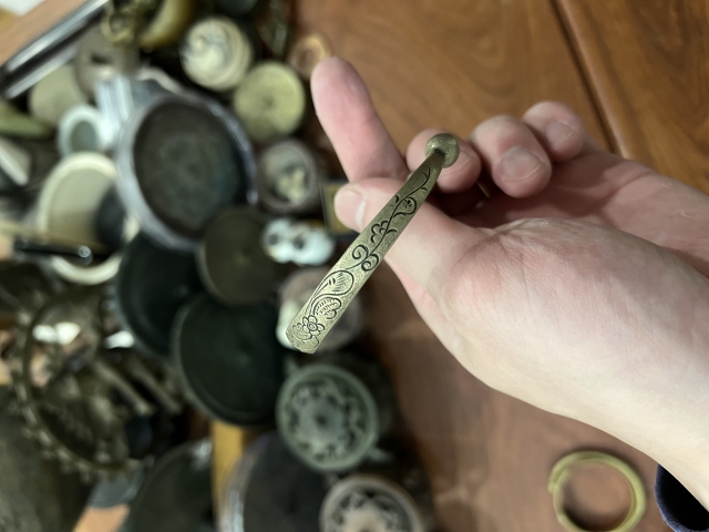 古玩雜項銅鏨刻花卉紋手鐲拍賣,當前價格199元