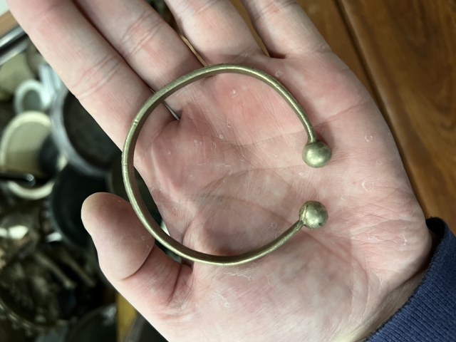 古玩雜項銅鏨刻花卉紋手鐲拍賣,當前價格199元