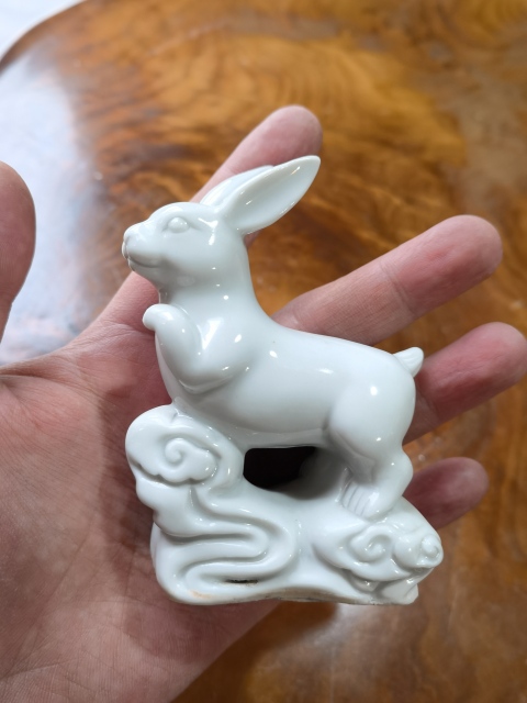 古玩陶瓷晚期白兔瓷塑拍賣,當前價格199元