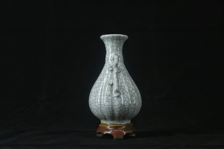 古玩陶瓷民國(guó)·哥釉棱紋螭龍耳連座瓶拍賣(mài),當(dāng)前價(jià)格2200元