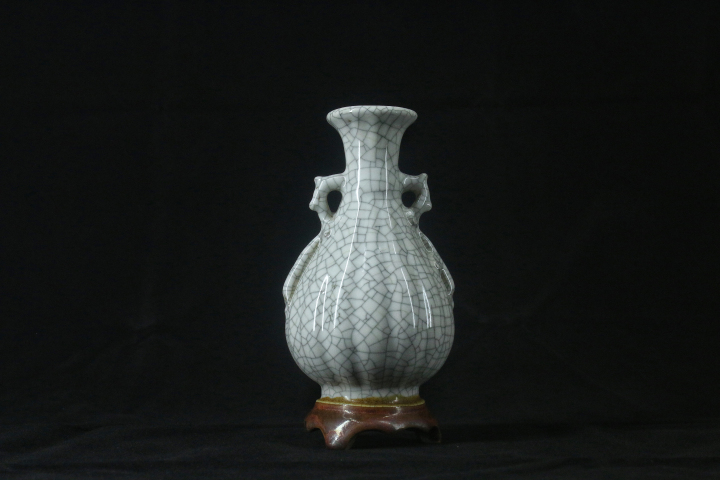 古玩陶瓷民國(guó)·哥釉棱紋螭龍耳連座瓶拍賣(mài),當(dāng)前價(jià)格2200元