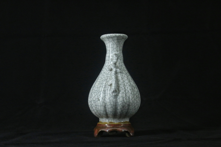 古玩陶瓷民國(guó)·哥釉棱紋螭龍耳連座瓶拍賣(mài),當(dāng)前價(jià)格2200元