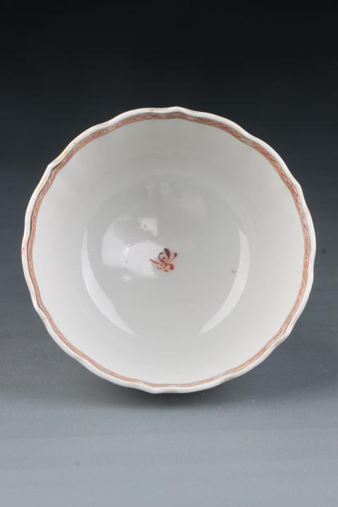 古玩陶瓷6900-7050】清乾隆 廣彩滿大人庭院人物故事圖花口杯盤拍賣,當(dāng)前價格4900元