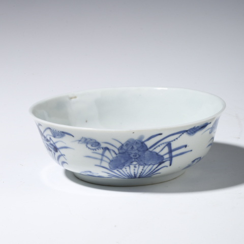 古玩陶瓷晚清·青花蓮池游禽紋碗拍賣，當前價格2500元