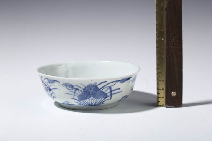 古玩陶瓷晚清·青花蓮池游禽紋碗拍賣，當前價格2500元