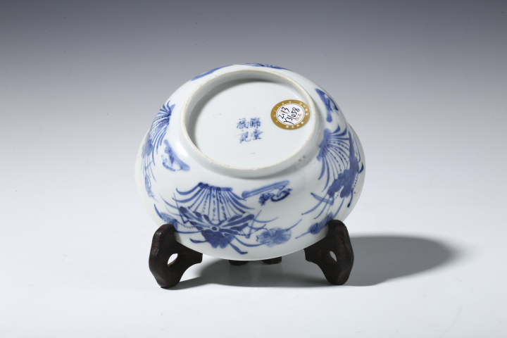 古玩陶瓷晚清·青花蓮池游禽紋碗拍賣，當前價格2500元