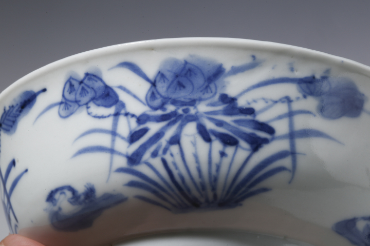 古玩陶瓷晚清·青花蓮池游禽紋碗拍賣，當前價格2500元