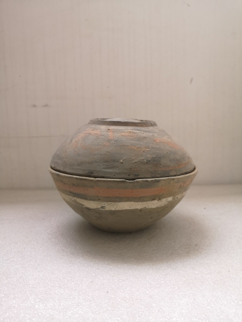 古玩陶瓷漢代灰陶彩繪蓋盒拍賣,當(dāng)前價(jià)格680元