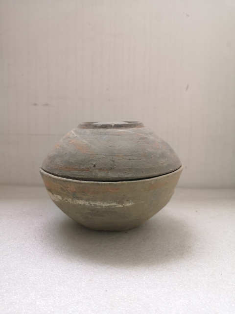 古玩陶瓷漢代灰陶彩繪蓋盒拍賣,當(dāng)前價(jià)格680元