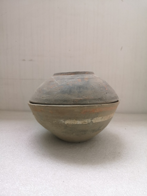 古玩陶瓷漢代灰陶彩繪蓋盒拍賣,當(dāng)前價(jià)格680元