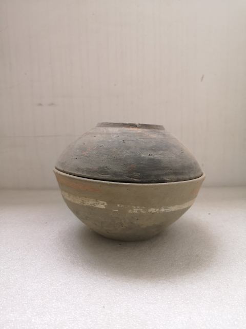 古玩陶瓷漢代灰陶彩繪蓋盒拍賣,當(dāng)前價(jià)格680元
