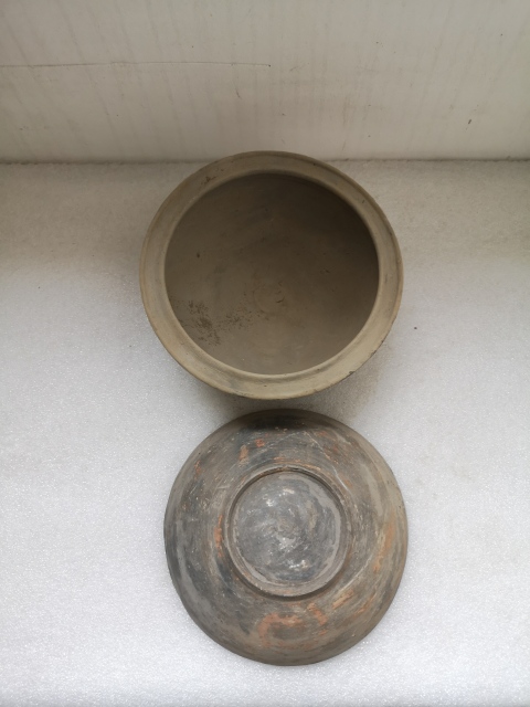 古玩陶瓷漢代灰陶彩繪蓋盒拍賣,當(dāng)前價(jià)格680元