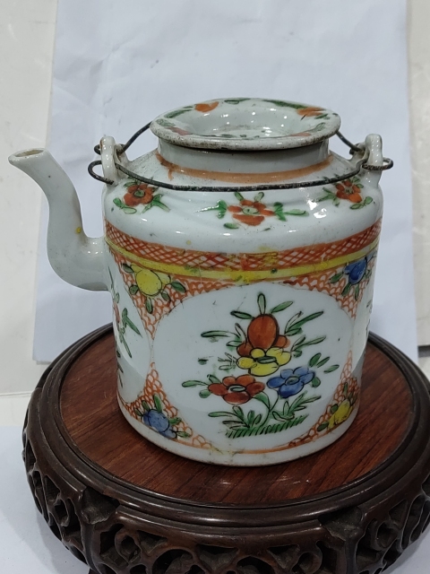 古玩陶瓷五彩開窗花卉紋提梁壺拍賣，當(dāng)前價(jià)格1288元